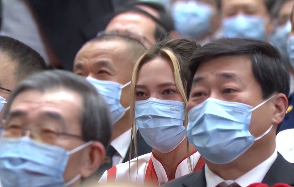 郊外神社的神殿里，九位年青军人在奥秘开会，城代家老的外甥井坂（加山雄三饰）筹办向年夜目付菊井乞助整治内部题目。但表面肮脏的军人椿三十郎（三船敏郎饰）呈现，告知他们菊井才是背后的黑手。公然，神殿很快被年夜目付手下团团围住，三十郎出手替年青人解危，而室户半兵卫（仲代达矢饰）却赏识三十郎的身手，接待他插手。以后，三十郎与九人组往找城代家老，却发现晚了一步已被绑架。他们到了军人寺田家中再谋救援，隔邻就是仇敌地点的黑藤府。菊井一边禁锢了城代家老，另外一边又想着引出年青军人们出洞，幸得三十郎所救。在精巧策略下，解救成功。但室户半兵卫却不放过三十郎，较劲的输赢就在一刹时。